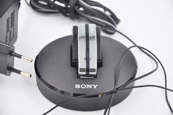 Sony Headset mit Docking-Station, schwarz